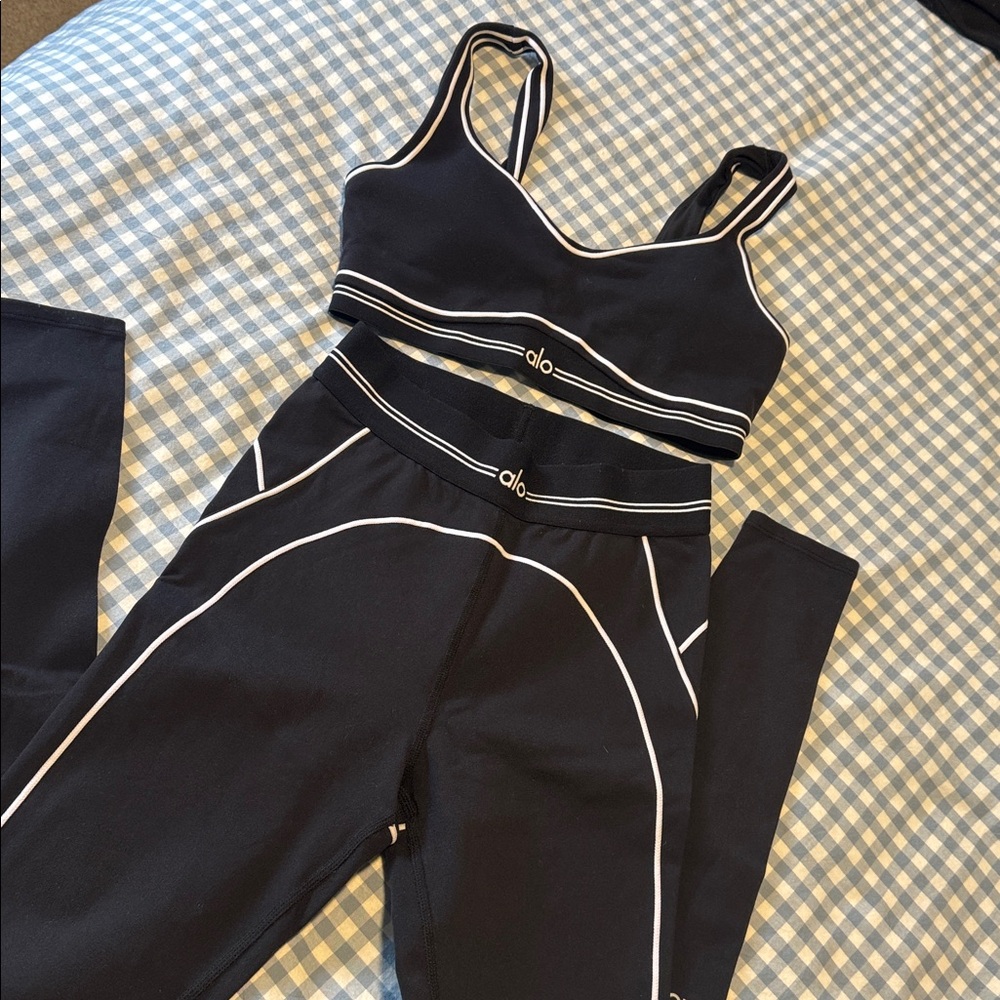 ALO Yoga sports bra and leggings - Picture 2 of 6